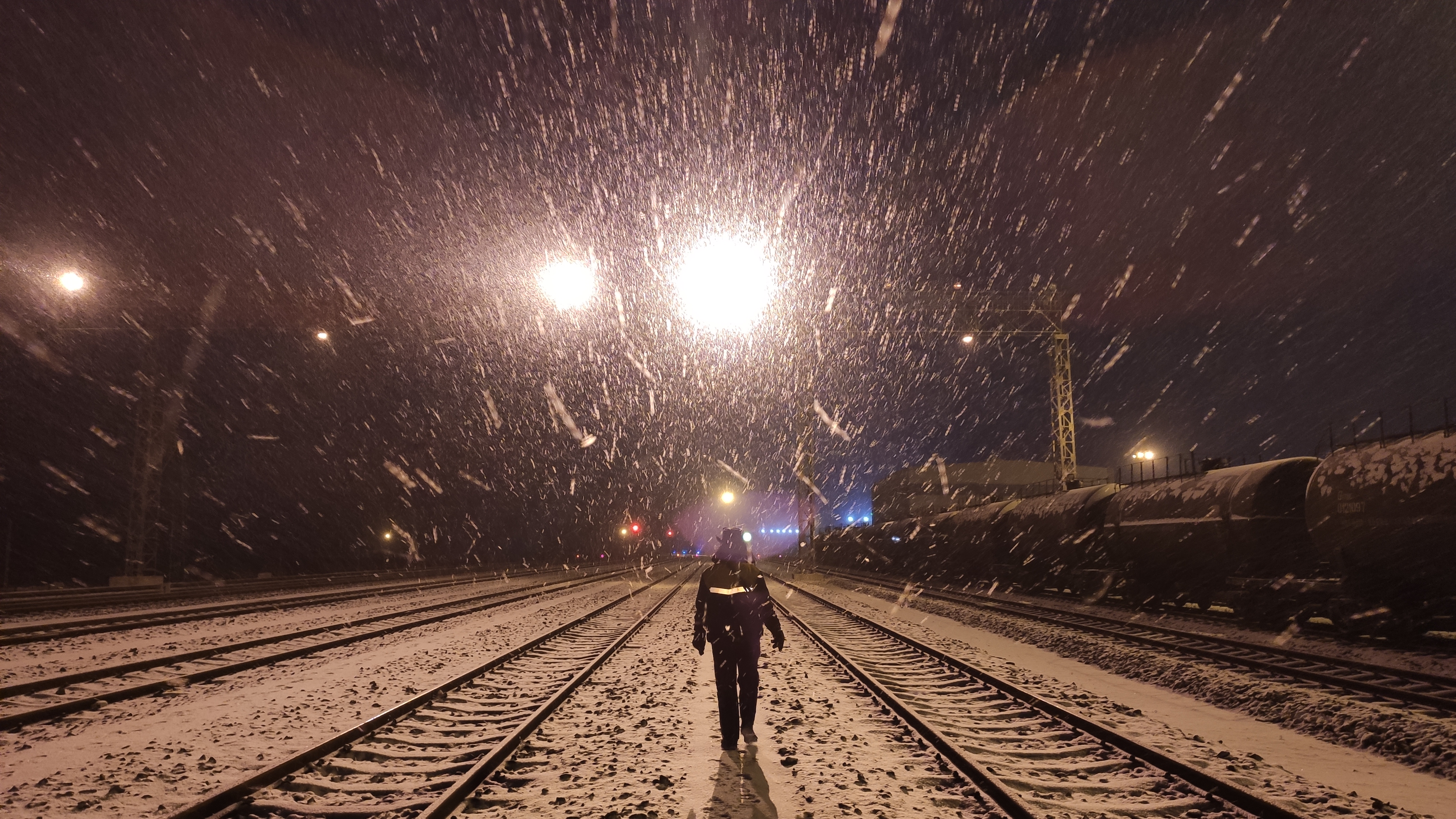 《風(fēng)雪夜歸人》+李勐馗+車(chē)務(wù)段+風(fēng)雪夜作業(yè)人員剪影.jpg
